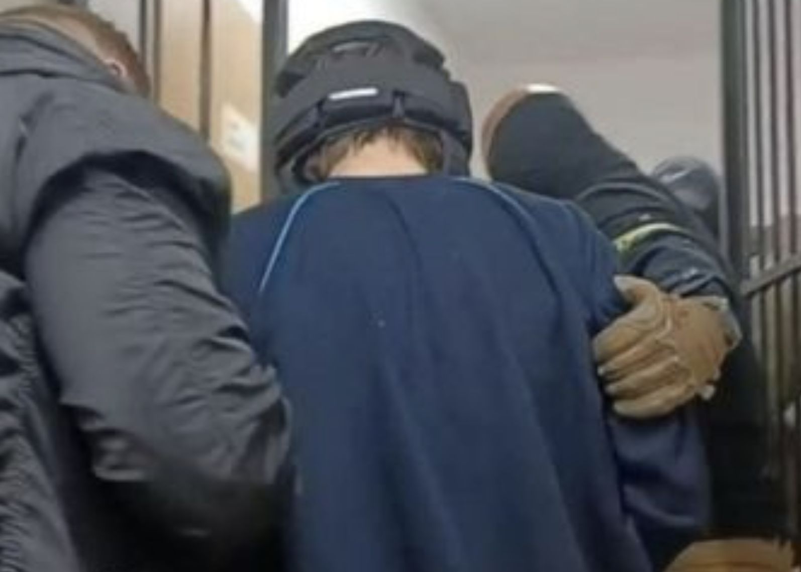 Policjanci doprowadzili Mieszka R., sprawcę zbrodni 