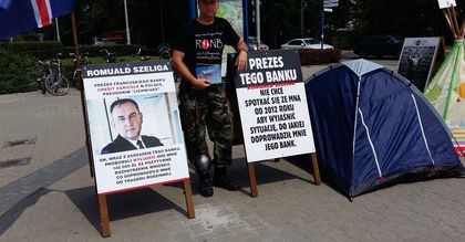 Stoi przed bankiem z kulą u nogi. "Polski kapitał musi zostać w Polsce!"