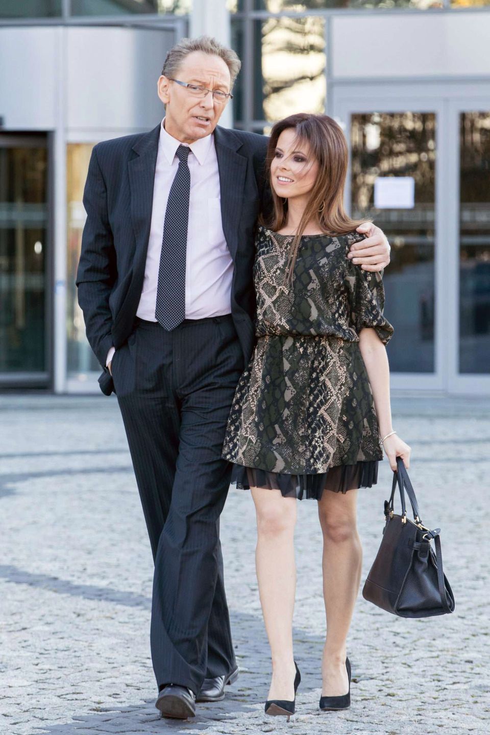 Jacek Borkowski i Paulina Koziejowska całują się przed studiem "Pytanie na Śniadanie"