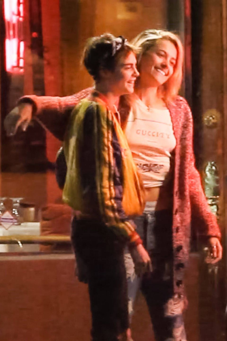 Cara Delevingne i Paris Jackson Kiss całowały się na ulicy. Towarzyszyli im Macaulay Culkin i Brenda Song (BACKGRID/FORUM)