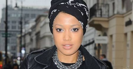 Patricia Kazadi w afrykańskim turbanie na spotkaniu z pisarzem, Andrew Matthewsem