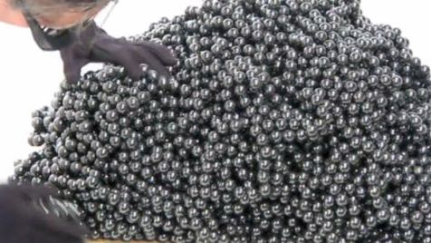 Wierzcie lub nie, ale te kulki pomogą Wam utrzymać porządek na biurku [wideo] 1