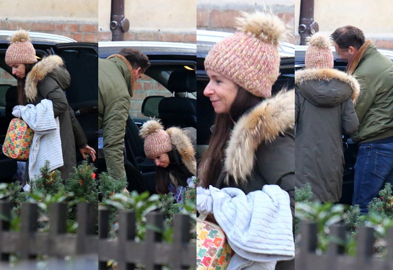 Rozczuleni Marta Kaczyńska i jej nowy mąż wpatrują się w syna pod domem