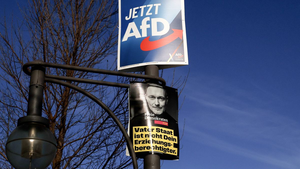 Campaign posters in run-up to Germany's federal elections
epa11821997 Election campaign posters of Alternative for Germany (AfD) party (top) and of the Free Democratic Party (FDP) chairman and former Finance Minister Christian Lindner are displayed in Berlin, Germany, 13 January 2025. Germany will hold early federal elections on 23 February 2025, to elect a new Bundestag.  EPA/FILIP SINGER 
Dostawca: PAP/EPA.
FILIP SINGER
posters, campaign, elections, parties