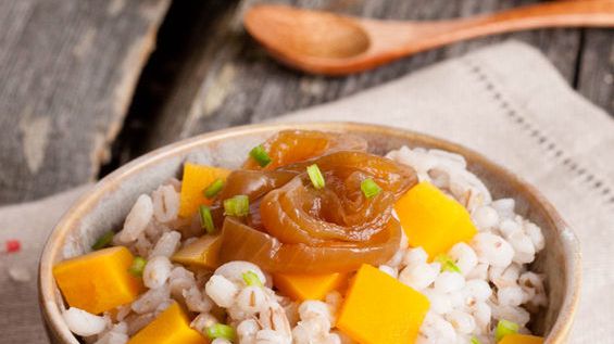 Kasza jęczmienna w potrawie.