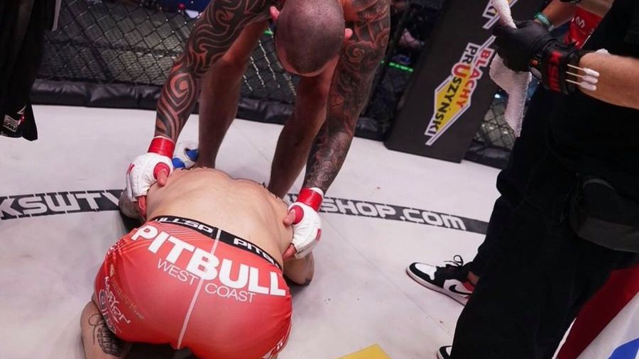 Twitter / MaciejKawulski / Na zdjęciu: Roberto Soldić oddający szacunek Michałowi Materli