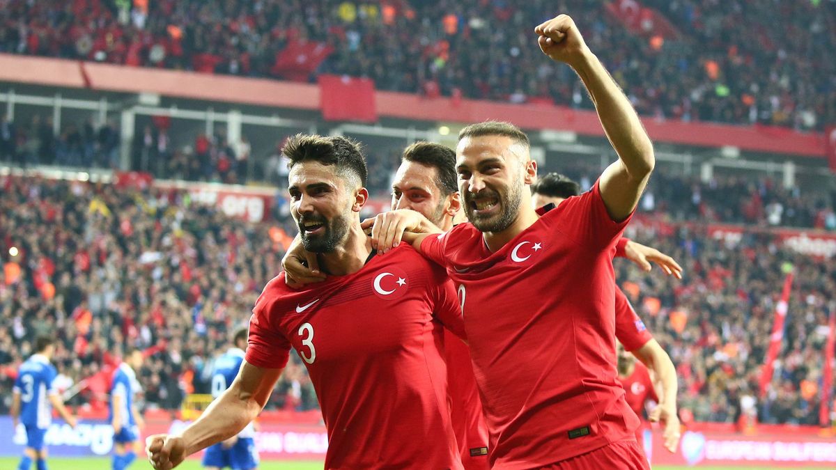 Newspix / SESKIM / Na zdjęciu: Hakan Calhanoglu i Hasan Ali Kaldirim