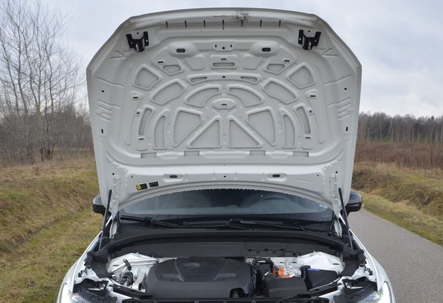 Nawet auta określane mianem premium aż błyszczą oszczędnościami. W przypadku tego Volvo XC60 – dosłownie 