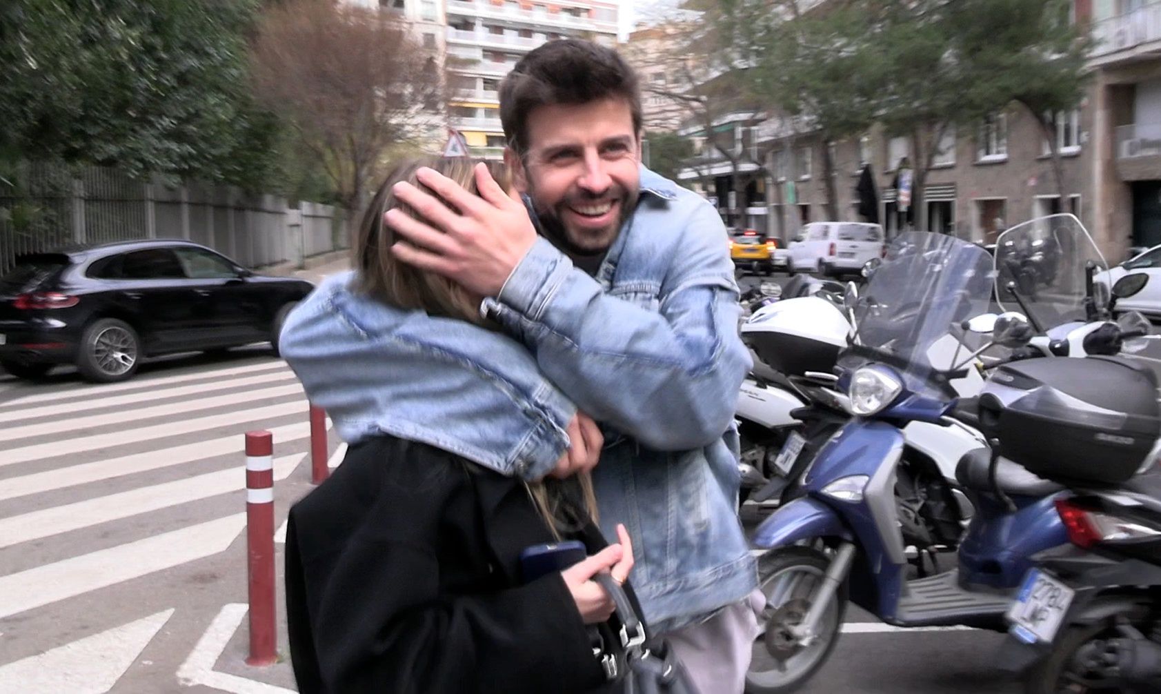 Pique i jego kochanka reagują na doniesienia o złym samopoczuciu. Wymowna reakcja