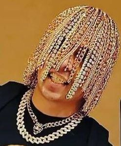 Raper Dan Sur wczepił sobie w głowę złote łańcuchy, które zastąpiły jego włosy