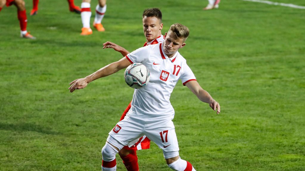 Getty Images / Srdjan Stevanovic / Na zdjęciu: Mateusz Bogusz walczy o piłkę