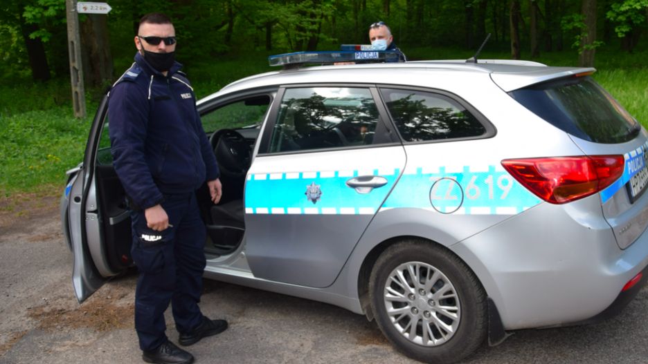 Mazowieckie. Policjanci z Nowego Dworu Mazowieckiego ujęli złodzieja skutera wodnego i przyczepy do jego transportu. Mężczyzna uciekał z łupem przed funkcjonariuszami, na koniec porzucił pojazd i chciał zbiec pieszo