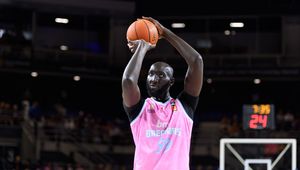 Ma 229 cm wzrostu. Walczy o powrót do NBA