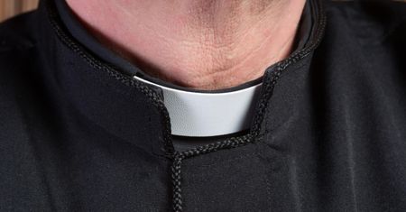 Ksiądz miał zgwałcić chłopca i wziąć z nim "ślub". "Jak mąż i żona"