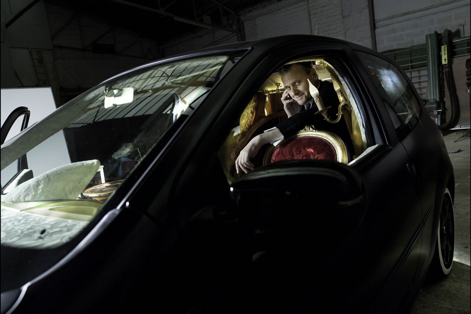 La Clio presidentiel relooke par Jean Charles de Castelbajac. Atelier a Fontenay sous Bois