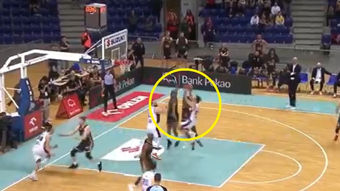 Twitter / oficjalny profil Orlen Basket Ligi / Przemysław Żołnierewicz w akcji na zwycięstwo