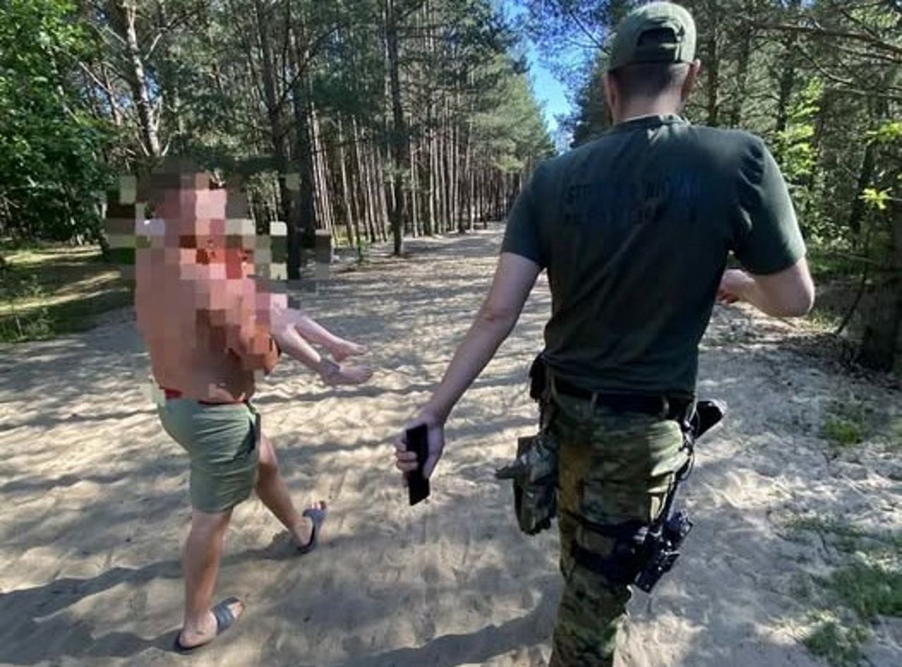 Dziewczynka zgubiła się na plaży w Stegnie. Odnalazła ją turystka