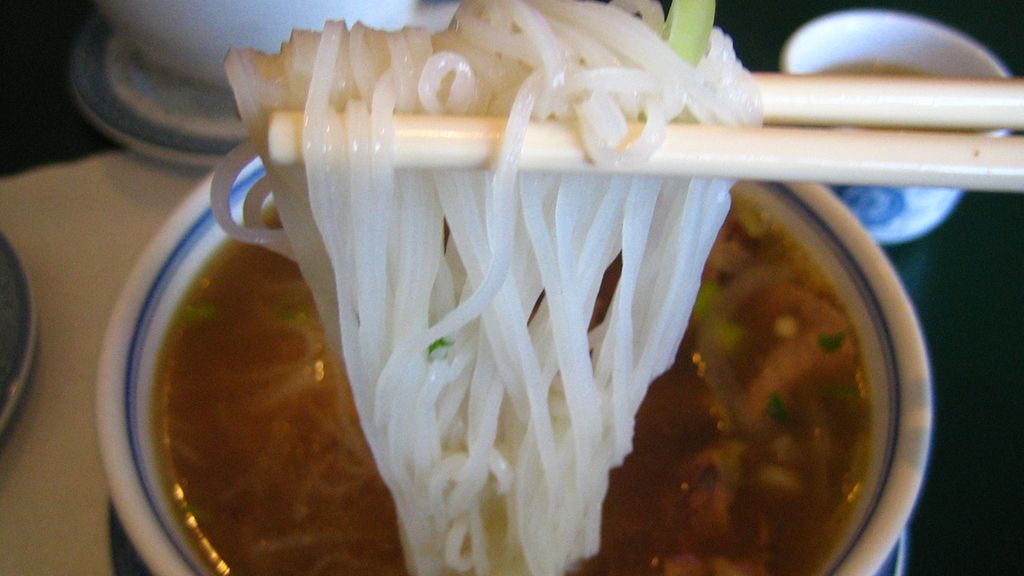 Ugotowany makaron ryżowy