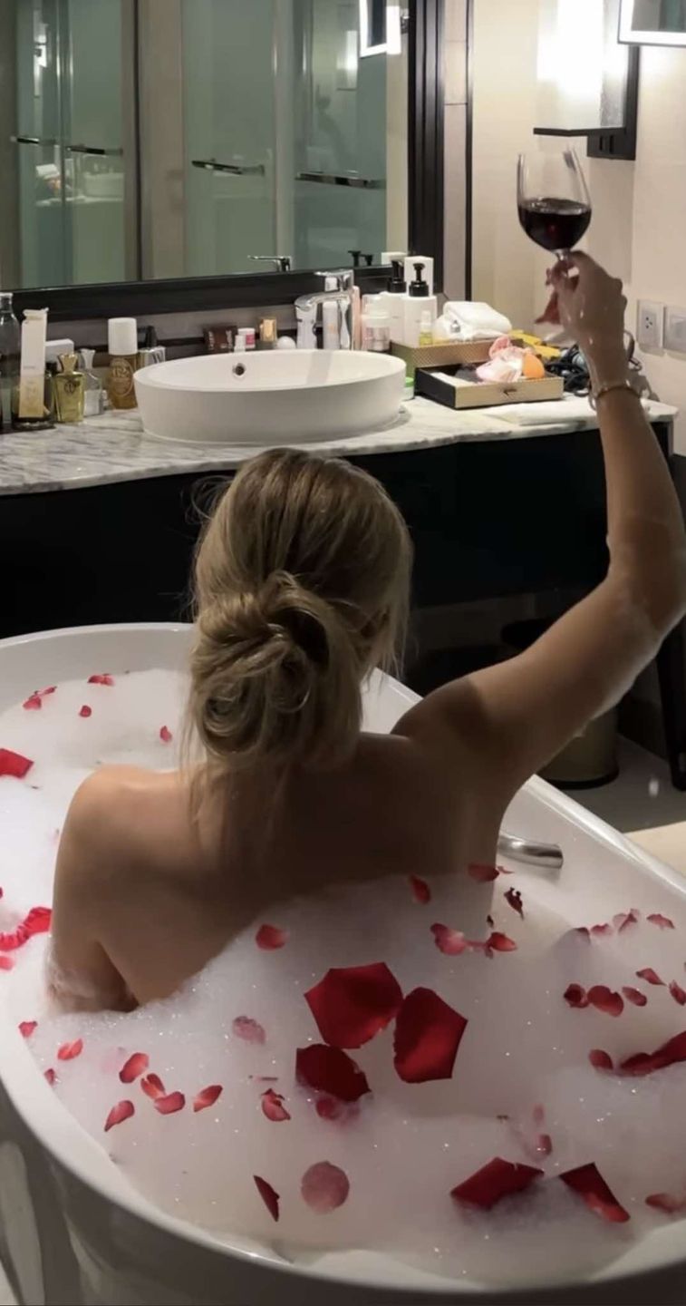 Caroline Derpienski pluska się w wannie z płatkami róż