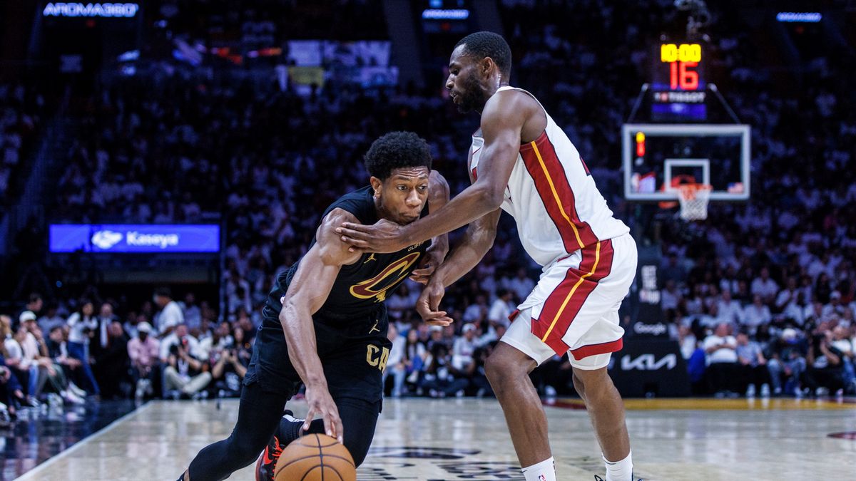 PAP/EPA / CRISTOBAL HERRERA-ULASHKEVICH / Na zdjęciu: Andrew Wiggins z piłką