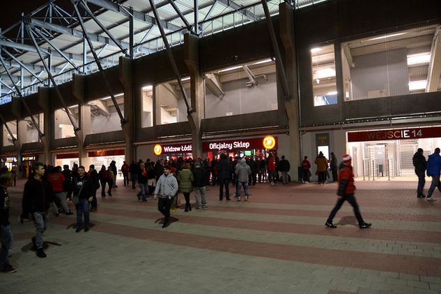 Widzewski sklep pod trybuną D w dniu meczowym pęka w szwach / fot. Mariusz Radowicz