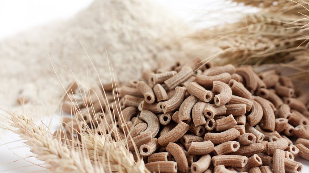 Surowy makaron pełnoziarnisty (51% ) z dodatkiem kaszy mannej (niewzbogacony)