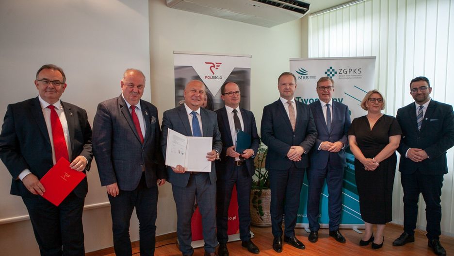 Podpisanie umowy między PKS Rzeszów S.A. a firmą GZOG ENERGY Sp. z o.o. z Bytomia, która zajmie się projektowaniem i budową stacji. Lokalizacja inwestycji to teren zajezdni PKS przy Alei Wyzwolenia w Rzeszowie.
