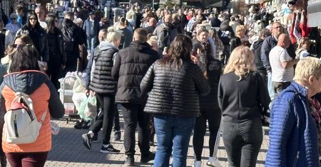 Pełne parkingi i tłumy turystów. Trudno uwierzyć, że jest "po sezonie"