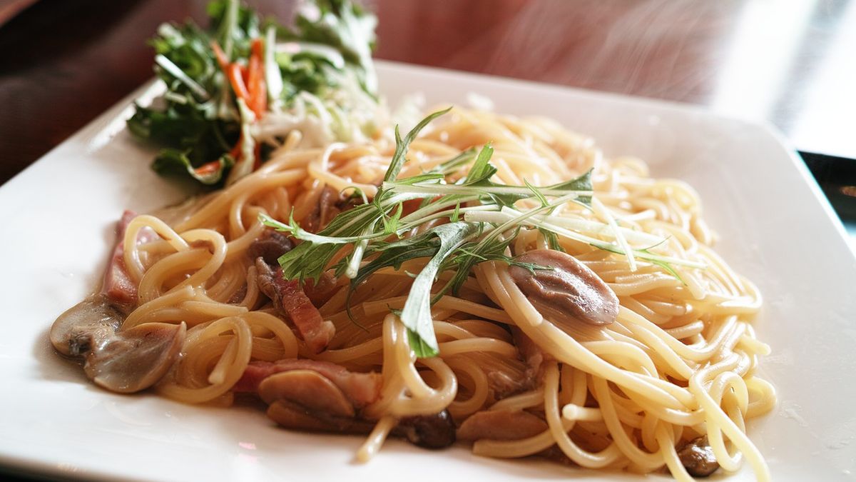 Ugotowany makaron pełnoziarnisty (51% ) z dodatkiem kaszy mannej (niewzbogacony)