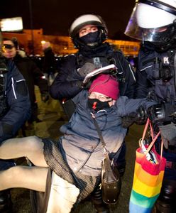 Strajk kobiet. "Babcia Kasia" z zarzutem. Zaatakowania policjantów tęczową torbą