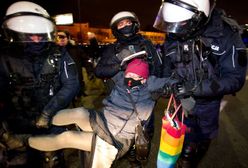 Strajk kobiet. "Babcia Kasia" z zarzutem. Zaatakowania policjantów tęczową torbą