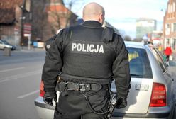 Policyjna akcja w Krakowie. Zabezpieczyli podejrzany pakunek spod samochodu
