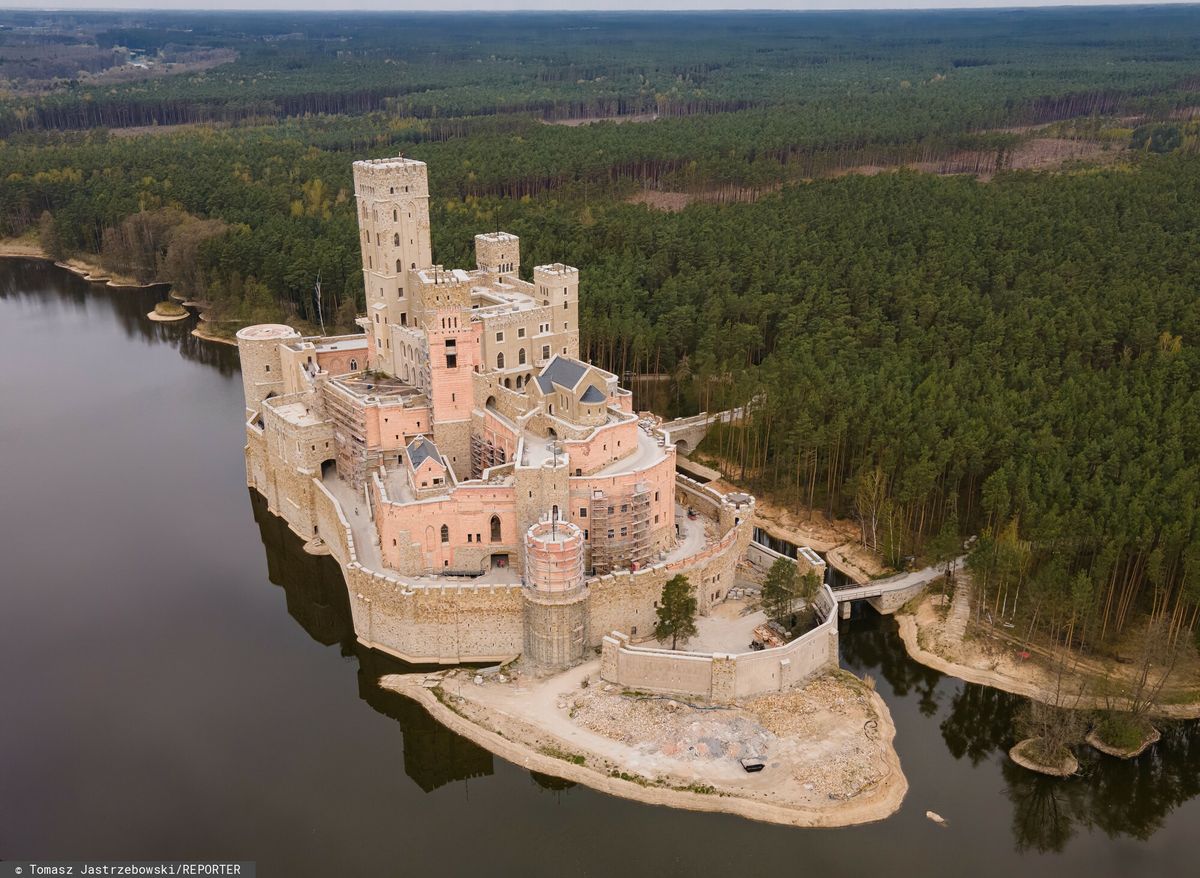 Budowa zamku w Puszczy Noteckiej trwa od ośmiu lat