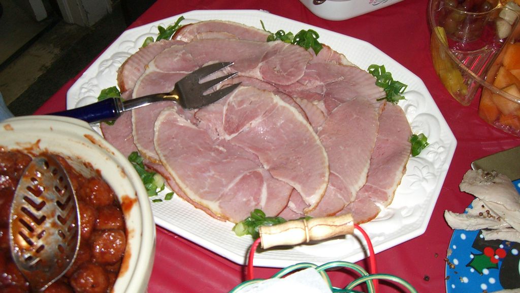 Pieczona peklowana szynka wieprzowa bez kości (ok. 4% tłuszczu) w puszce