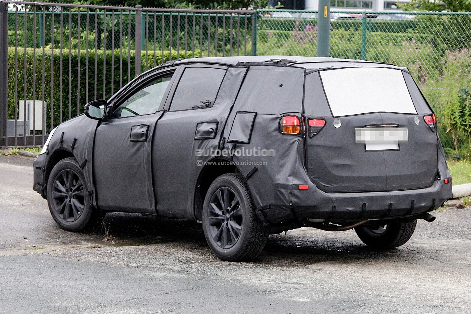 Nowa Toyota RAV4 (2013) - zdjęcie szpiegowskie (źródło: Autoevolution)