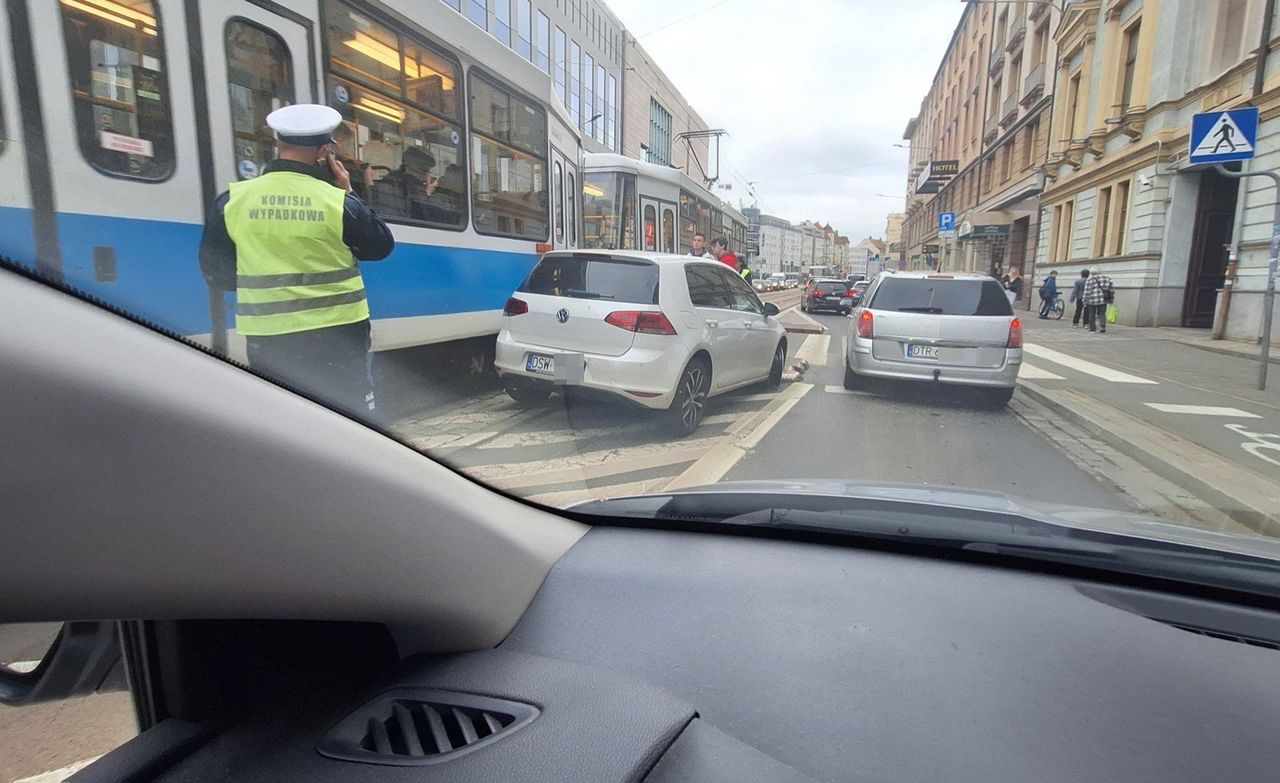 Wrocław: Wypadek tramwaju i samochodu osobowego w centrum