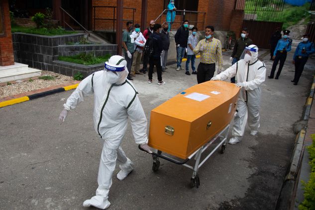 Trumna z ciałem nepalskiego robotnika zmarłego w Katarze (fot. Getty Images/NurPhoto)