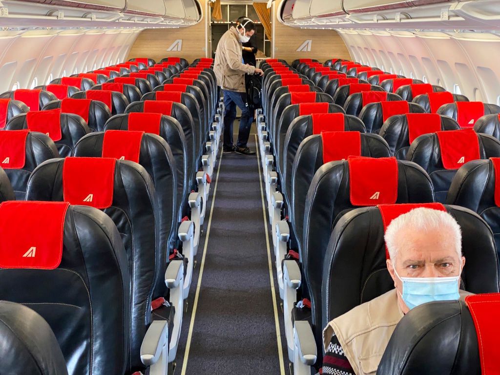 W samolocie należy zasłania usta i nos (zdjęcie poglądowe)