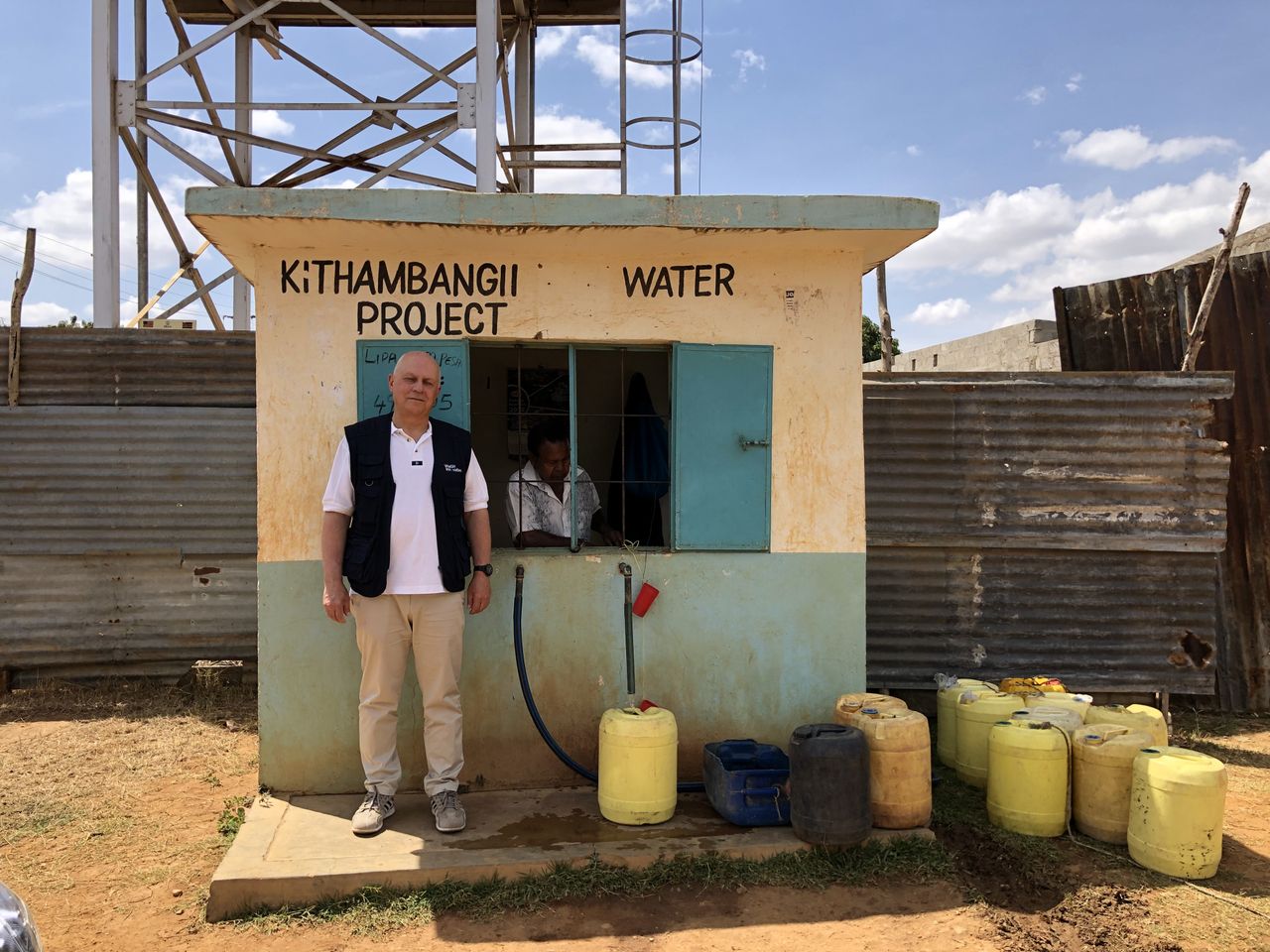 Są na świecie miejsca, gdzie na wodę trzeba się zadłużać. Zdzisław Iwanejko w Kenii. 