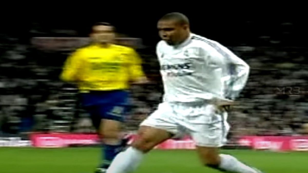 Ronaldo w czasie dryblingu w barwach Realu Madryt