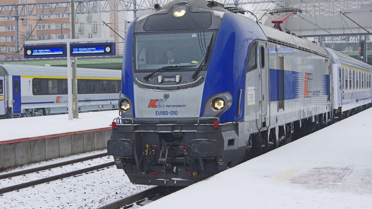 Stock Marek Bazak
Fot. Zofia i Marek Bazak/East News, 
Warszawa, stacja kolejowa Warszawa Gdanska N/z zima na kolei, pociag PKP Intercity, Newag odjezdzajacy do Krakowa.
ZOFIA BAZAK