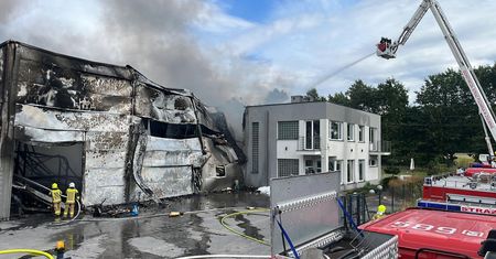Pożar hali magazynowej. Kłęby dymu nad okolicą