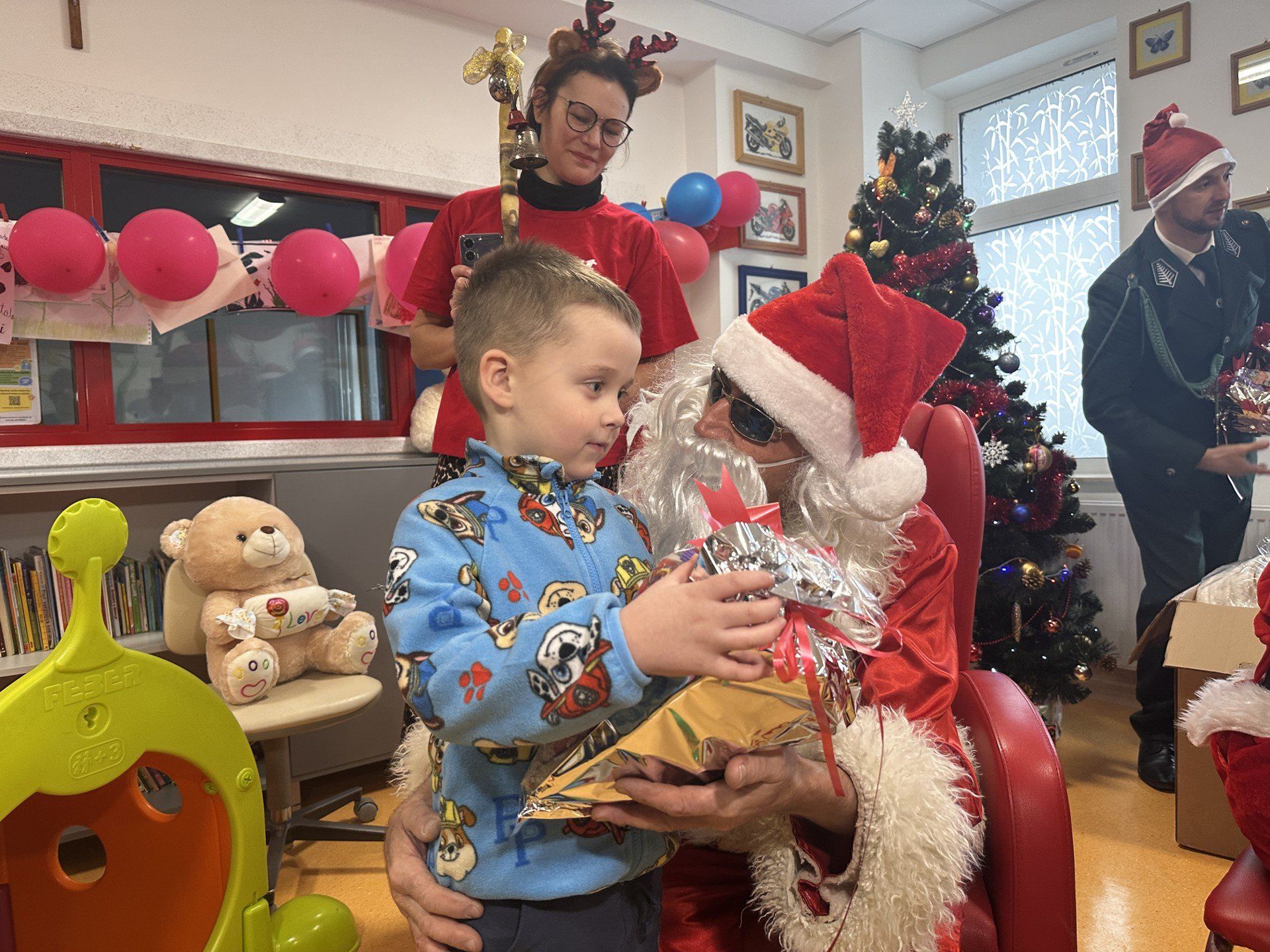 Mali pacjenci otrzymali zabawki, słodkości i przyrodnicze książki.