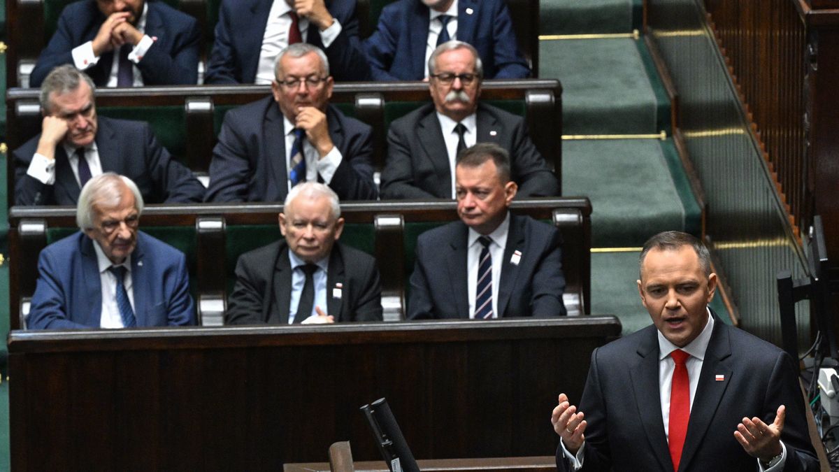 Warszawa, 06.08.2025. Uroczystość zaprzysiężenia Prezydenta RP Karola Nawrockiego przed Zgromadzeniem Narodowym. Prezydent RP Karol Nawrocki przemawia na sali posiedzień Sejmu w Warszawie, 6 bm. Karol Nawrocki, dotychczasowy prezes IPN, został zaprzysiężony na Prezydenta Rzeczypospolitej Polskiej. Podczas Zgromadzenia Narodowego następca Andrzeja Dudy złożył przysięgę prezydencką, po której formalnie objął urząd głowy państwa. (mr) PAP/Radek Pietruszka