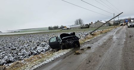 Śliska nawierzchnia po pierwszym śniegu, może być niebezpieczna. 82-latek spowodował kolizję podczas wyprzedzania ciężarówki