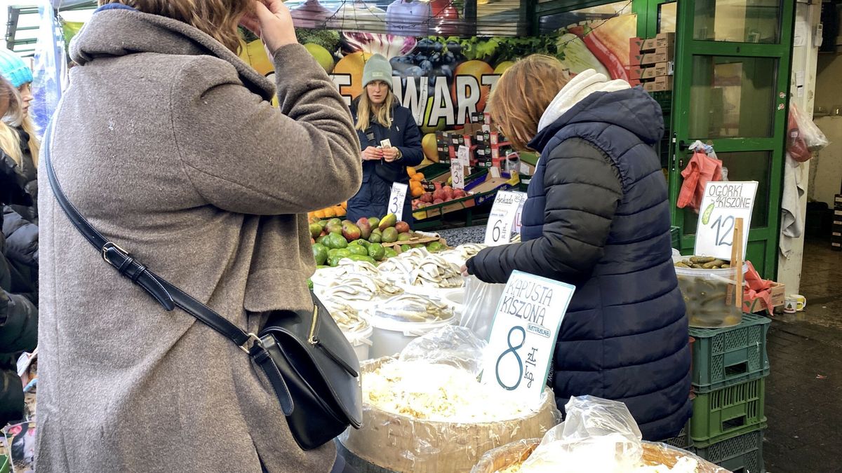 Przed?wi?teczne zakupy
Fot. Piotr Molecki/East News, Warszawa, 1822.12.2022. Zakupy przed swietami Bozego Narodzenia w warszawskiej Hali Mirowskiej.
Piotr Molecki