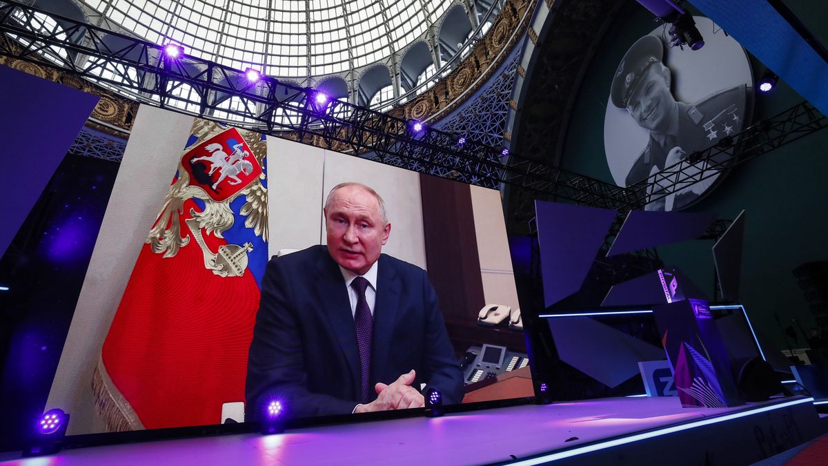 Russian President Vladimir Putin speaks via a video link during the ceremonies 100 days before the international competitions Games of the Future Kazan 2024 at the All-Russian Exhibition Center (VDNH) in Moscow, Russia, 14 November 2023. Games of the Future Kazan 2024 will be held from 21 February to 03 March 2024 in Kazan. The competition will be held in 21 innovative disciplines, each of which combines physical education and e-sports. On 28 February 2022, the International Olympic Committee (IOC) called for the non-use of Russian and Belarusian flags and anthems at competitions and recommended that international sports federations not allow athletes from these countries to compete due to a 'Special military operation' in Ukraine after this, the Ministry of Sports of the Russian Federation announced 'the support and development of domestic sports in the new realities.' EPA/YURI KOCHETKOV Dostawca: PAP/EPA.