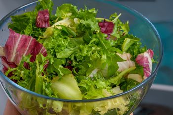 Dodaj trochę do kanapki lub sałatek. Trawienie się poprawi, a stan skóry będzie o niebo lepszy