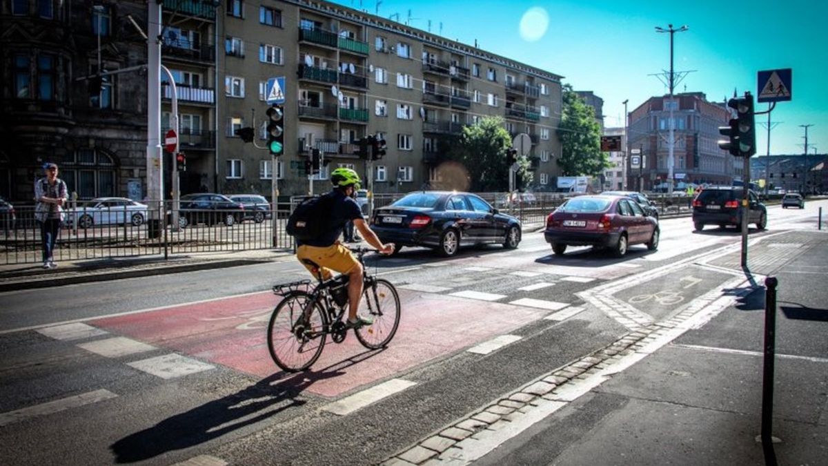 Rowerzysta na śluzie rowerowej