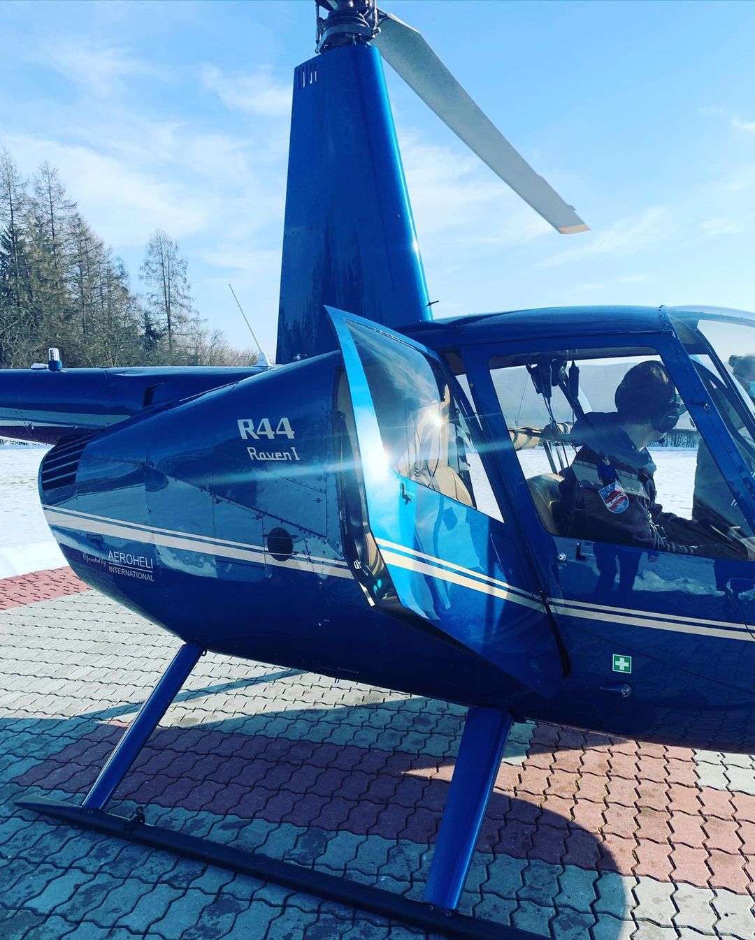 Norbert Dąbek i Gosia Andrzejewicz w helikopterze